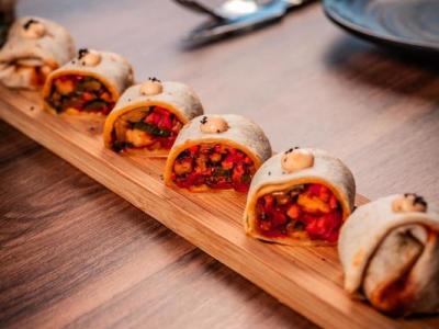 BURRITO DE LANGOSTINOS CON VERDURITAS SALTEADAS AL WOK Y EMULSION DE KIMCHIE-2