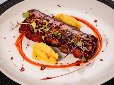COSTILLA ASADA A BAJA TEMPERATURA LACADA CON SALSA BARBACOA, PURE DE PATATAS ESPECIADO Y MICRO VEGETALES