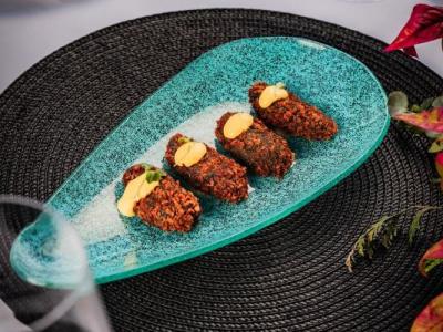 CROQUETAS MELOSAS Y CRUJIENTES DE CAHON DE LA BAHIA CON ALI OLI DE CURRY