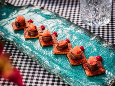 HOJALDRITO CARAMELIZADO CON ANCHOAS DE CONSERVAS MINGO Y TOMATE CONCASSE