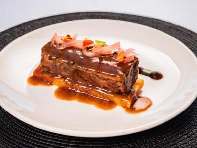 LINGOTE DESHUESADO DE CORDERITO LECHAL CON CEBOLLA ROJA ENCURTIDA, EMULSION DE MANZANA A LA LLAMA Y JUGO DE SU ASADO