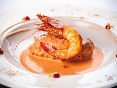 LOMO DE MERLUZA DE ANZUELO RELLENA DE MOUSE DE CABRACHO, SALSA DE CIGALITAS Y LANGOSTINOS BRASEADOS