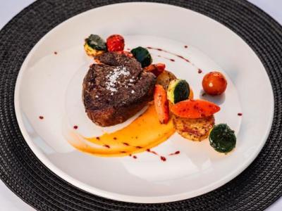 MEDALLON DE SOLOMILLO DE TERNERA A LA BRASA CON SINFONIA DE VERDURITAS