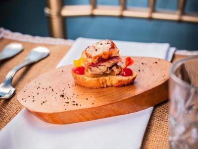 MILHOJAS DE FOIE CARAMELIZADO CON CEBOLLA ROJA DE LIEBANA, MANZANA Y VENTRESCA DE CONSERVAS MINGO