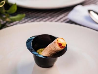 MINI FLAUTA DE CAMARONES CON MIREPOIX DE VERDURAS, GUACAMOLE Y EMULSION DE AJOS TOSTADOS