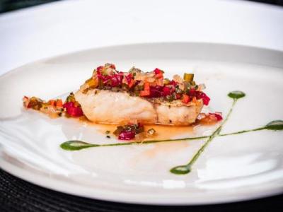 SUPREMA DE MERLUZA CON EMULSION DE HIERBAS Y ESCABECHE AGRIDULCE DE VERDURITAS