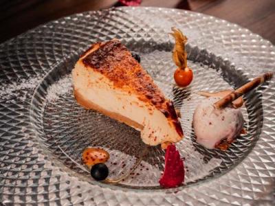 TARTA DE QUESO CREMOSA CON HELADO DE YOGUR Y FRAMBUESAS