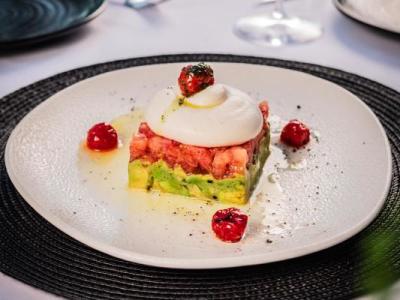 TARTAR DE TOMATE DE ISLA, AGUACATE Y BURRATA CON PESTO DE ALMENDRAS TOSTADAS